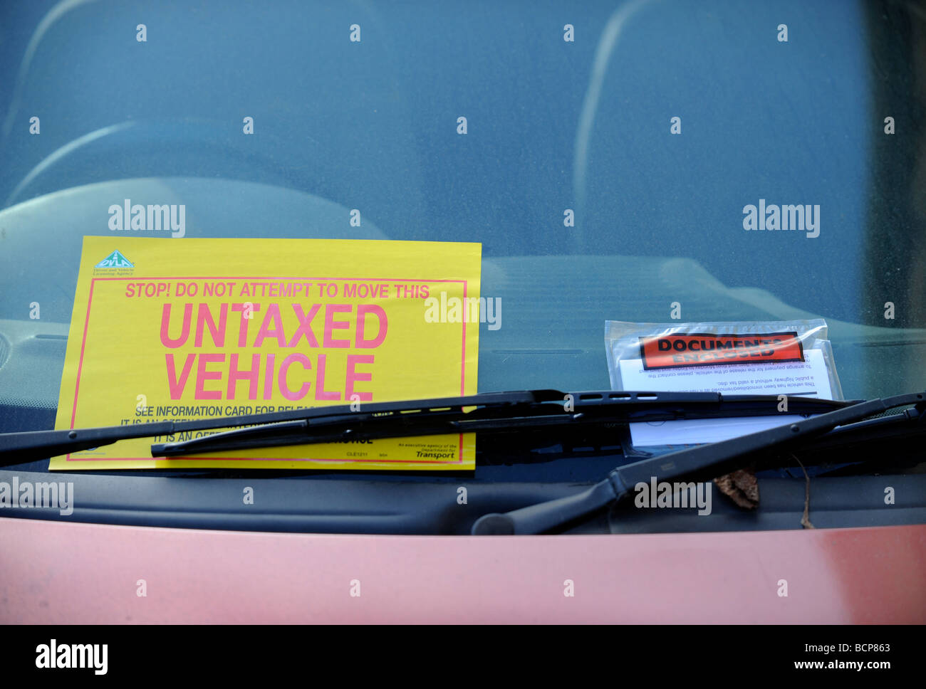 BEKANNTMACHUNG DER STRAFE ÜBER EIN AUTO EINGESPANNT DURCH DIE DVLA FÜR SEINS UNVERSTEUERT UK Stockfoto