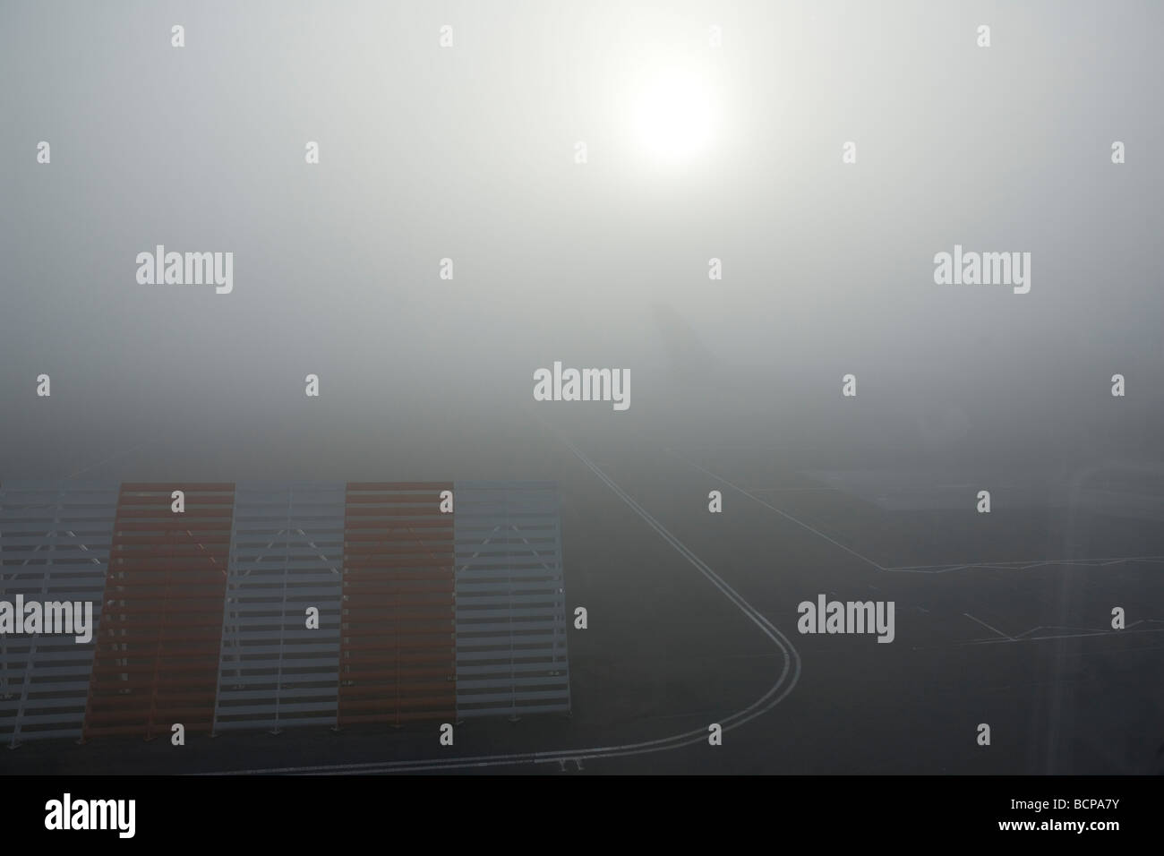 die Sonne bricht durch Nebel über den Flughafen in Newcastle Stockfoto