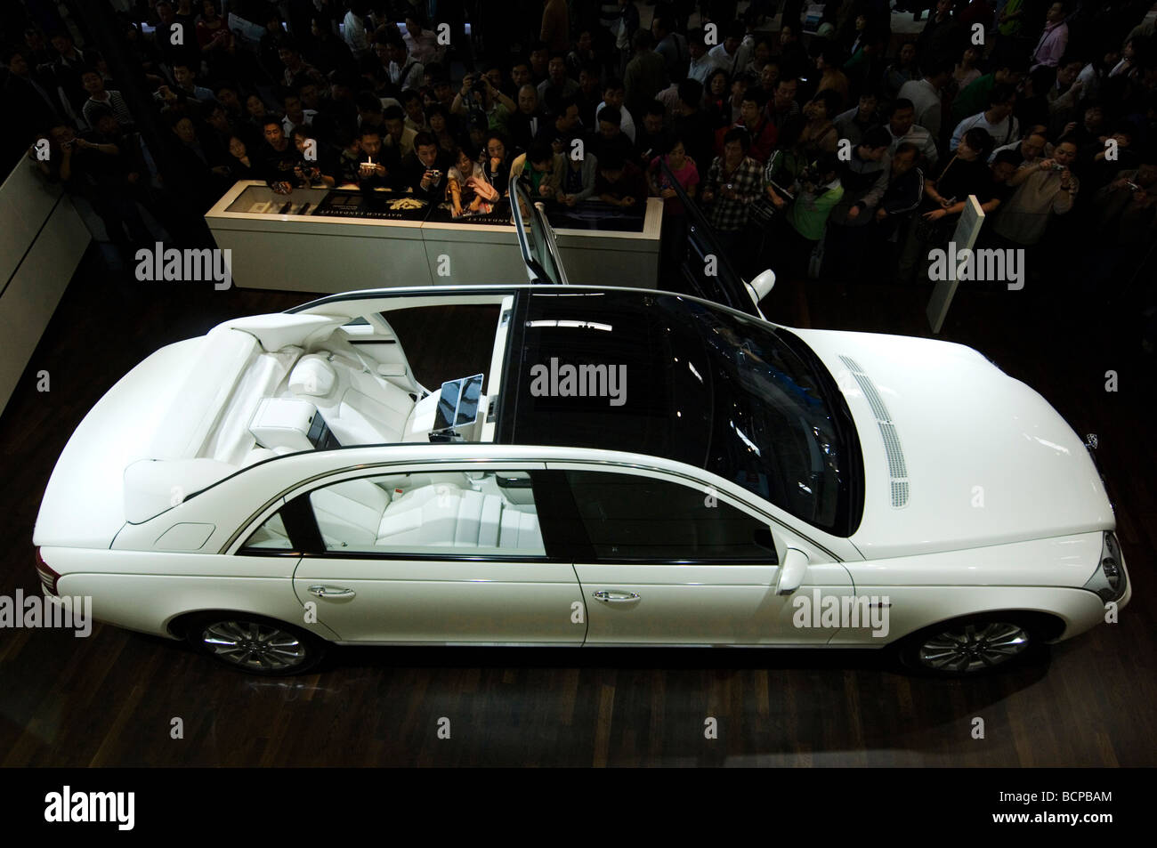 Menschenmassen beobachten einen weißen Mercedes-Benz Cabrio, 2008 Beijing International Automotive Exhibition, Beijing, China Stockfoto