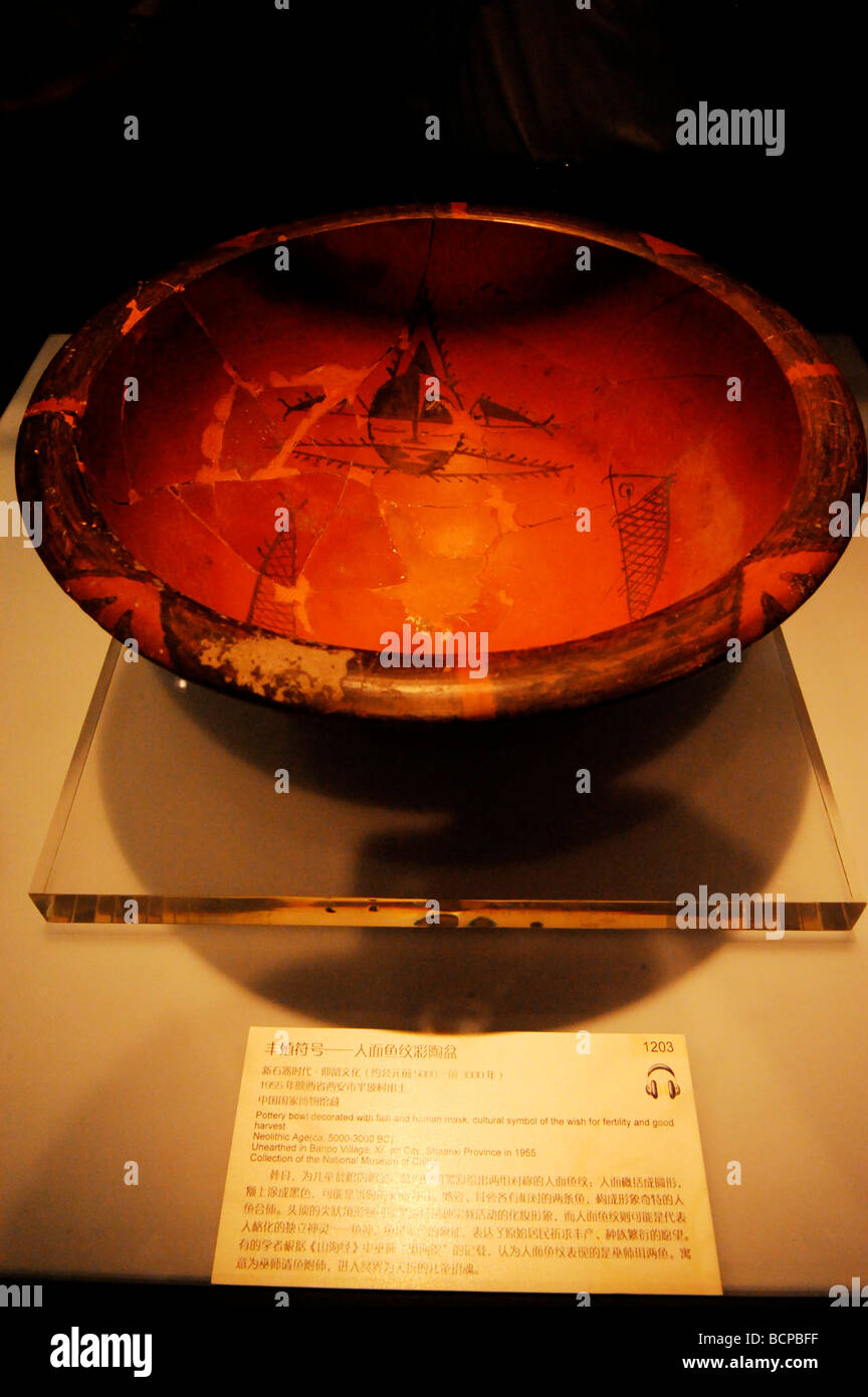 Keramik Schale dekoriert mit Fisch und menschliche Maske ausgegraben im Jahr 1955 von Banpo-Dorf in der Provinz Shaanxi, Capital Museum, Stockfoto