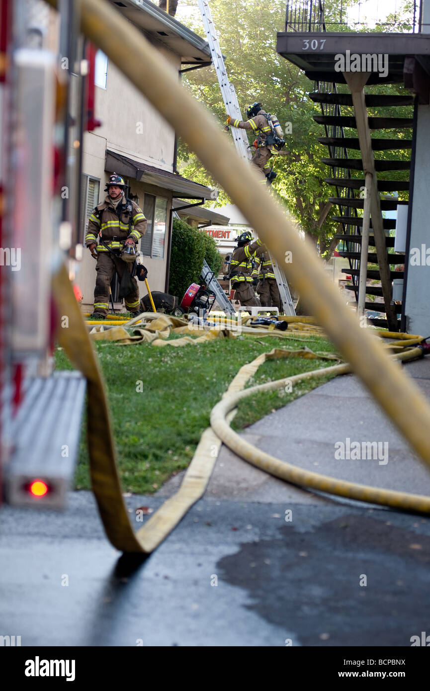 Roseville, CA - 19. Juli 2009: Am frühen Morgen Feuer in einem Apartment-Komplex liegt bei 309 Harding Blvd in Roseville Stockfoto