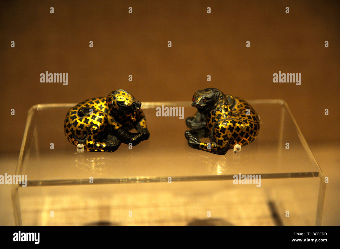 Zwei Bronze Gold vergoldet sitzen Leopard aus Douguan Han Grab, Capital Museum, Peking, China Stockfoto