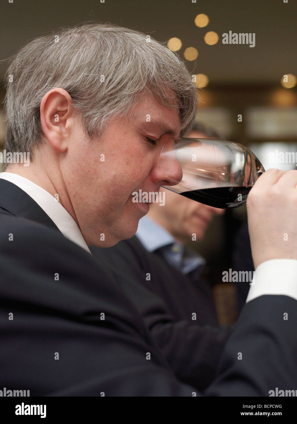 Wein-Journalist einen Wein riechen. Stockfoto