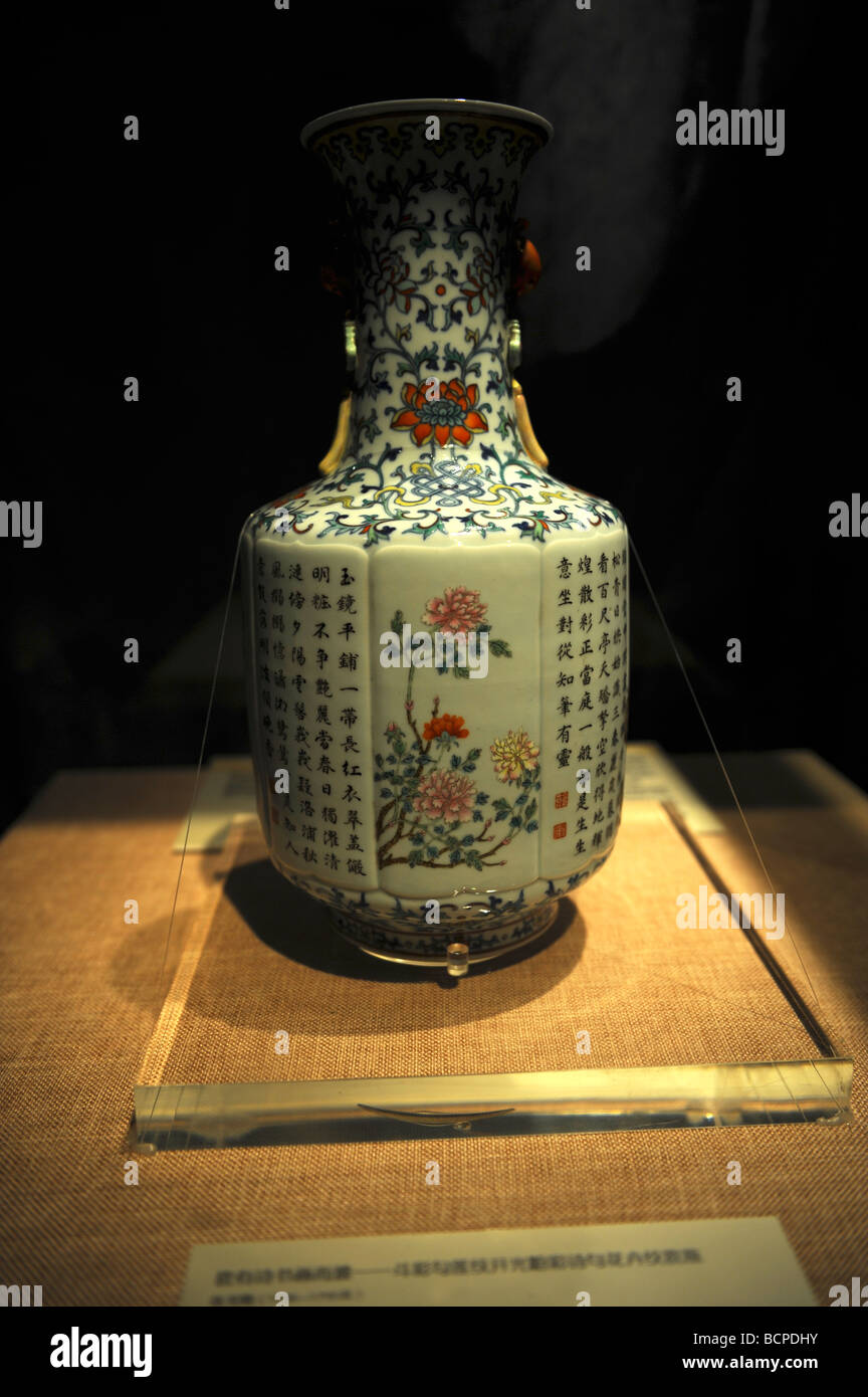 Porzellanvase mit Zeichnung von Blumen und Gedichte von Qianlong-Periode in der Qing-Dynastie, Capital Museum, Peking, China Stockfoto
