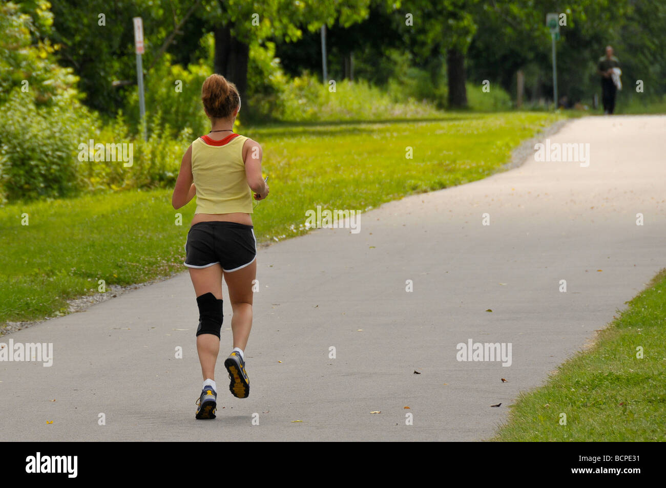 Weibliche Jogger mit Knieorthese. Stockfoto