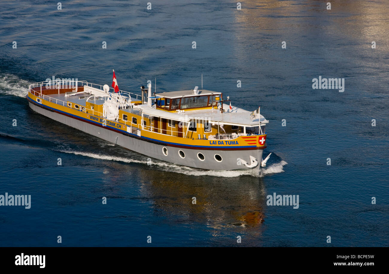 Schleppende Schiff auf dem Rhein, Basel Schweiz Stockfoto
