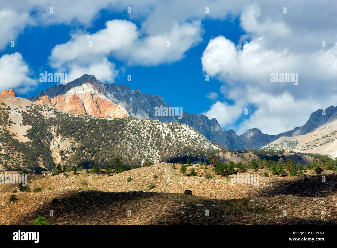 Wolkenmuster über Berge Inyo National Forest östlichen Sierras Kalifornien Stockfoto