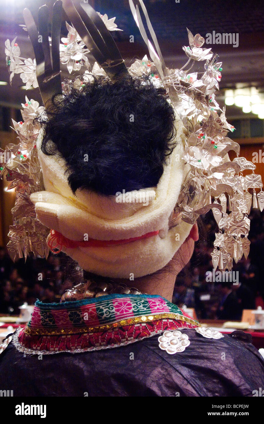 Detail des silbernen Kopfschmuck Miao Frau durchführen in einem Theater, Peking, China Stockfoto
