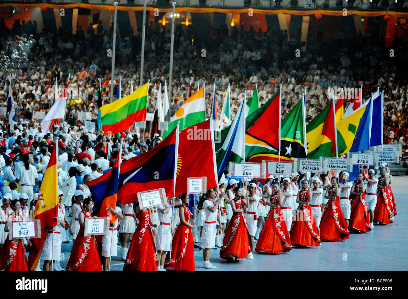 Freiwillige Helfer und Athleten während 2008 Beijing Olympischen Spiele Eröffnungsfeier, Peking, China Stockfoto