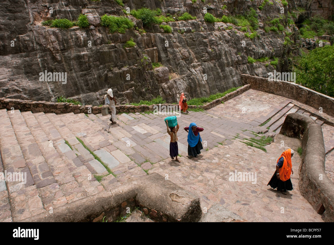 Menschen, die den historischen Altbau Ranthambhore Fort, Rajasthan Indien klettern. Stockfoto