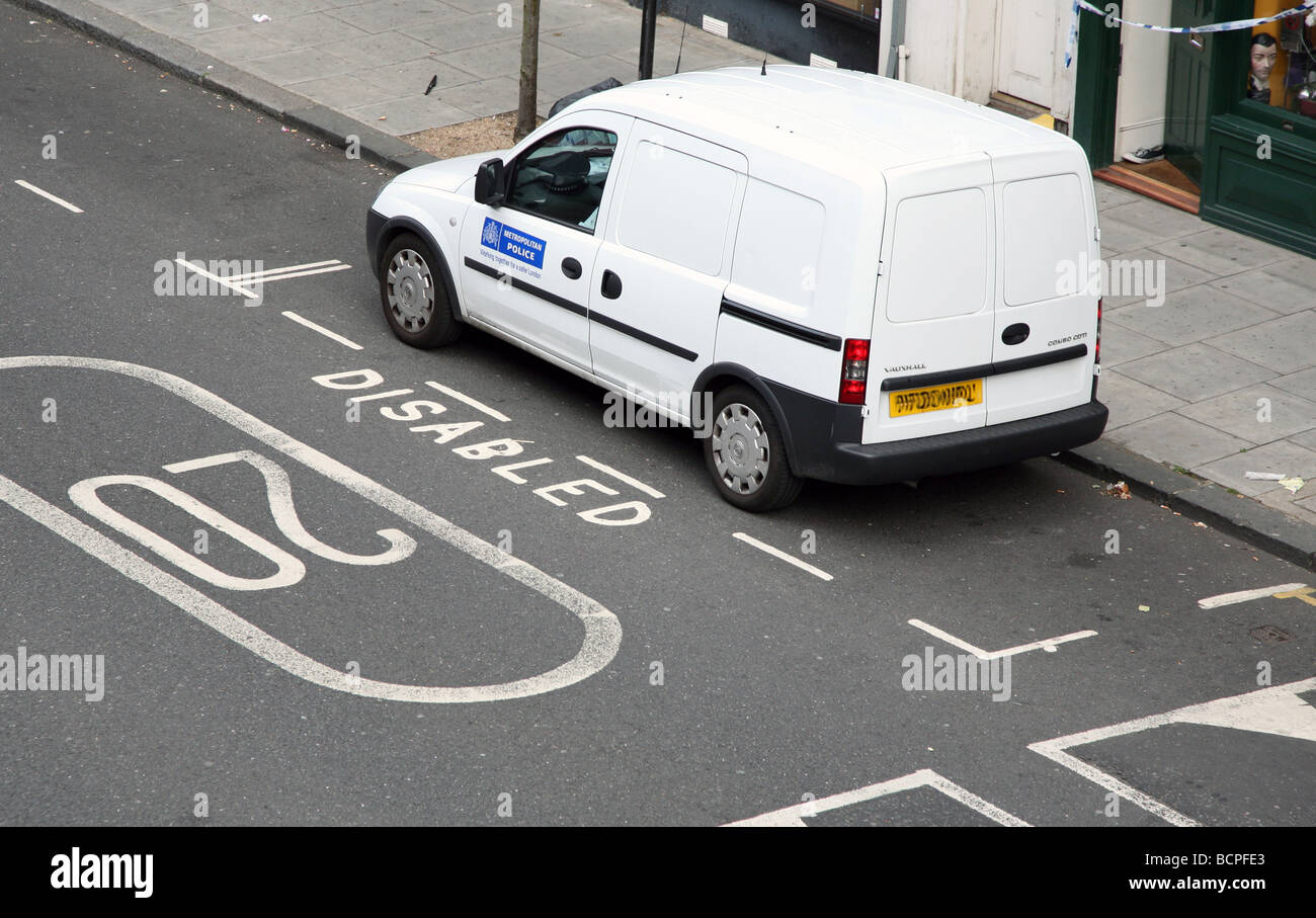 Metropolitan Polizei-Fahrzeug in Behinderten-Parkplatz, London Stockfoto