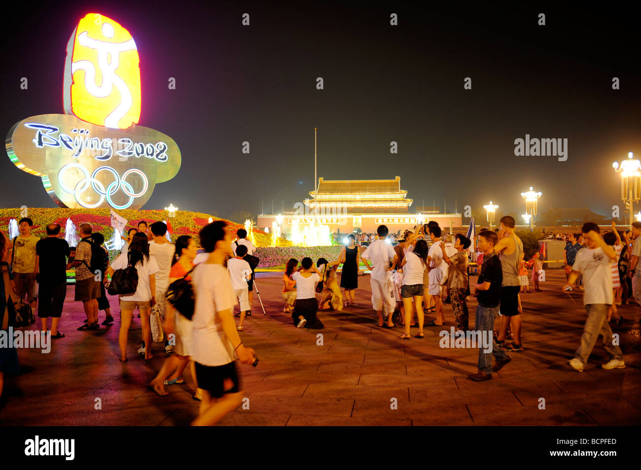 Menschen auf Tian ein Platz im Jahr 2008 Beijing Olympischen Spiele, Peking, China Stockfoto