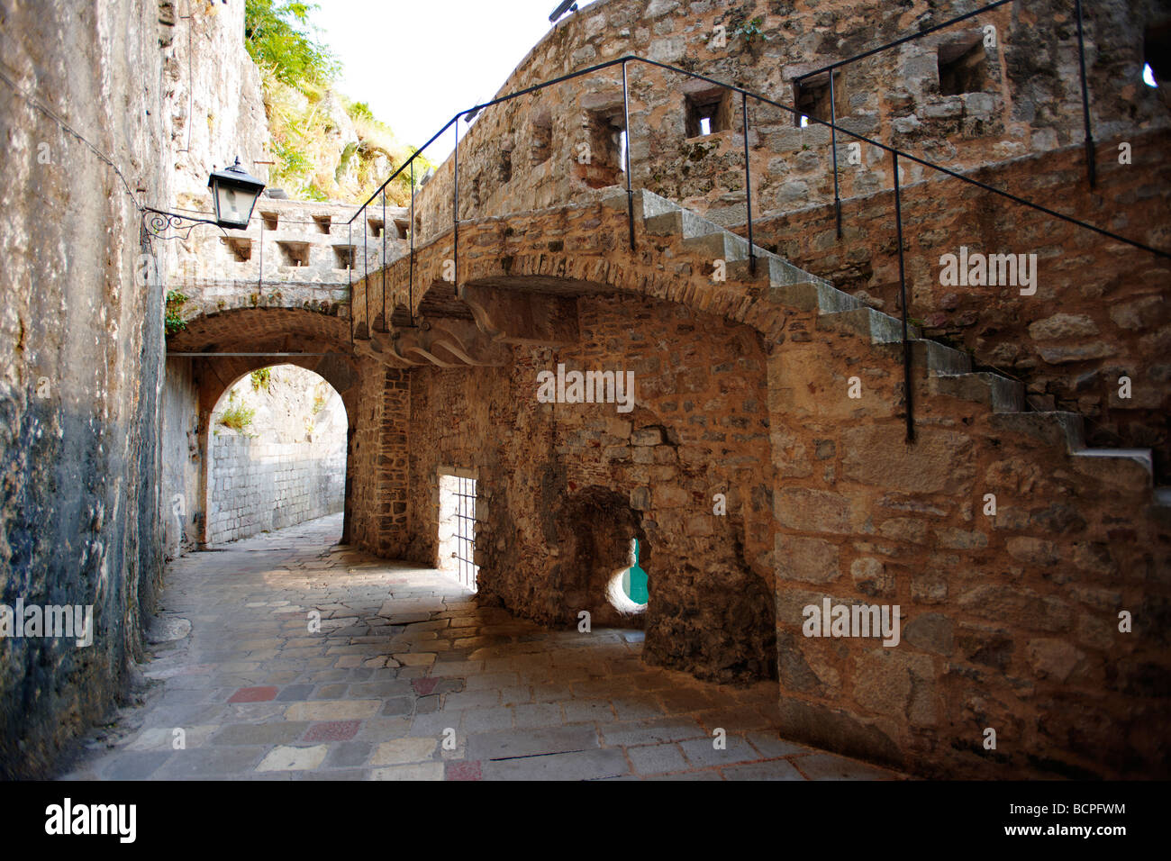 Mittelalterliche Stadtmauer und Tor - Kotor - Montenegro Stockfoto