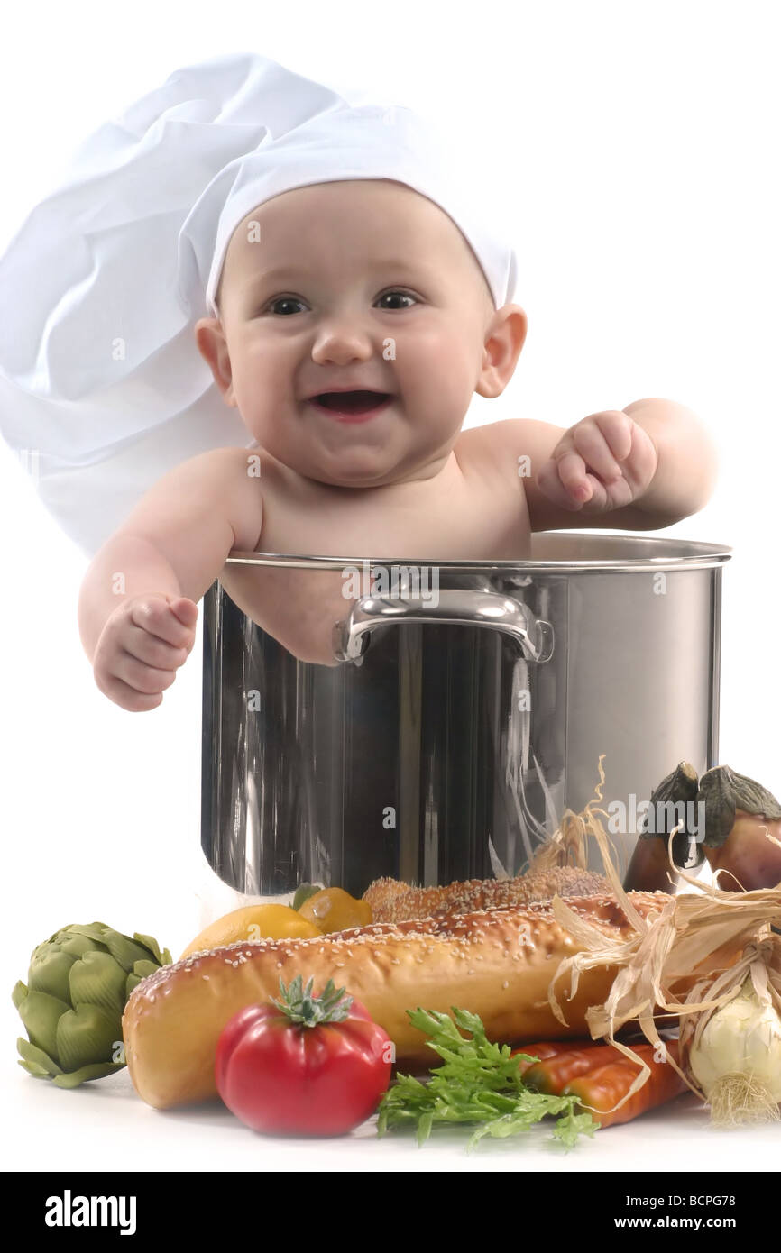 Niedliche Baby in einem Koch Topf lächelnd Bild ist ein bisschen weich im Fokus Stockfoto