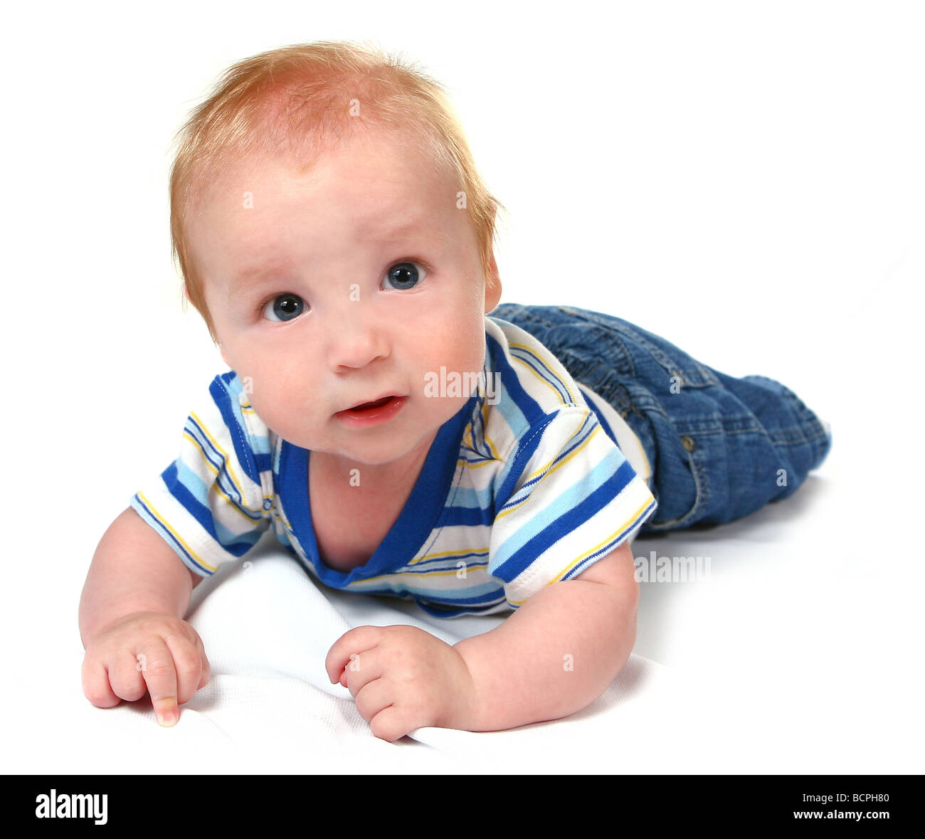 Große Augen Baby Boy auf seinem Bauch schauen bis auf weißem Hintergrund Stockfoto