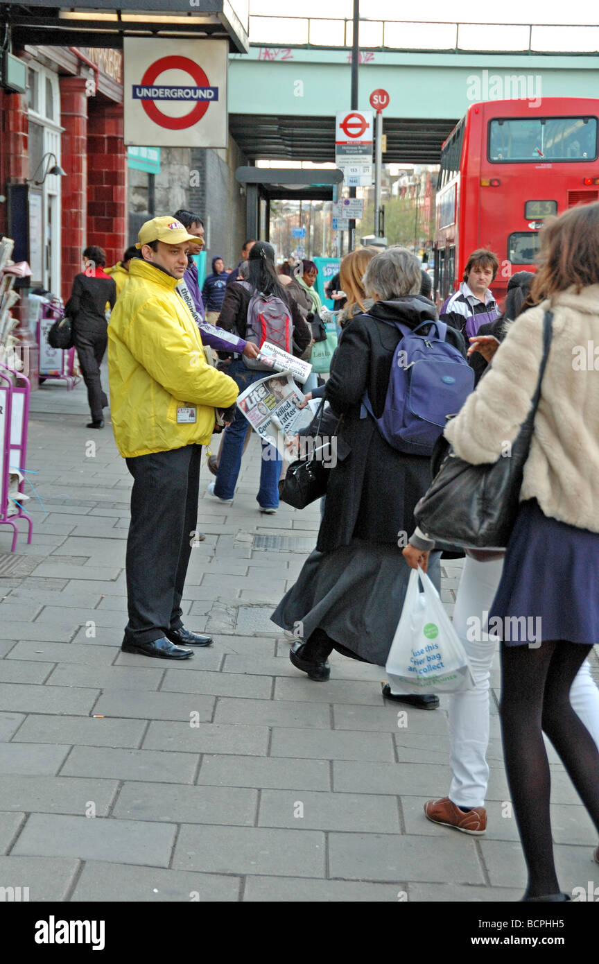 Mann, die Verteilung von London Lite Gratiszeitungen in Holloway Road London England UK Stockfoto