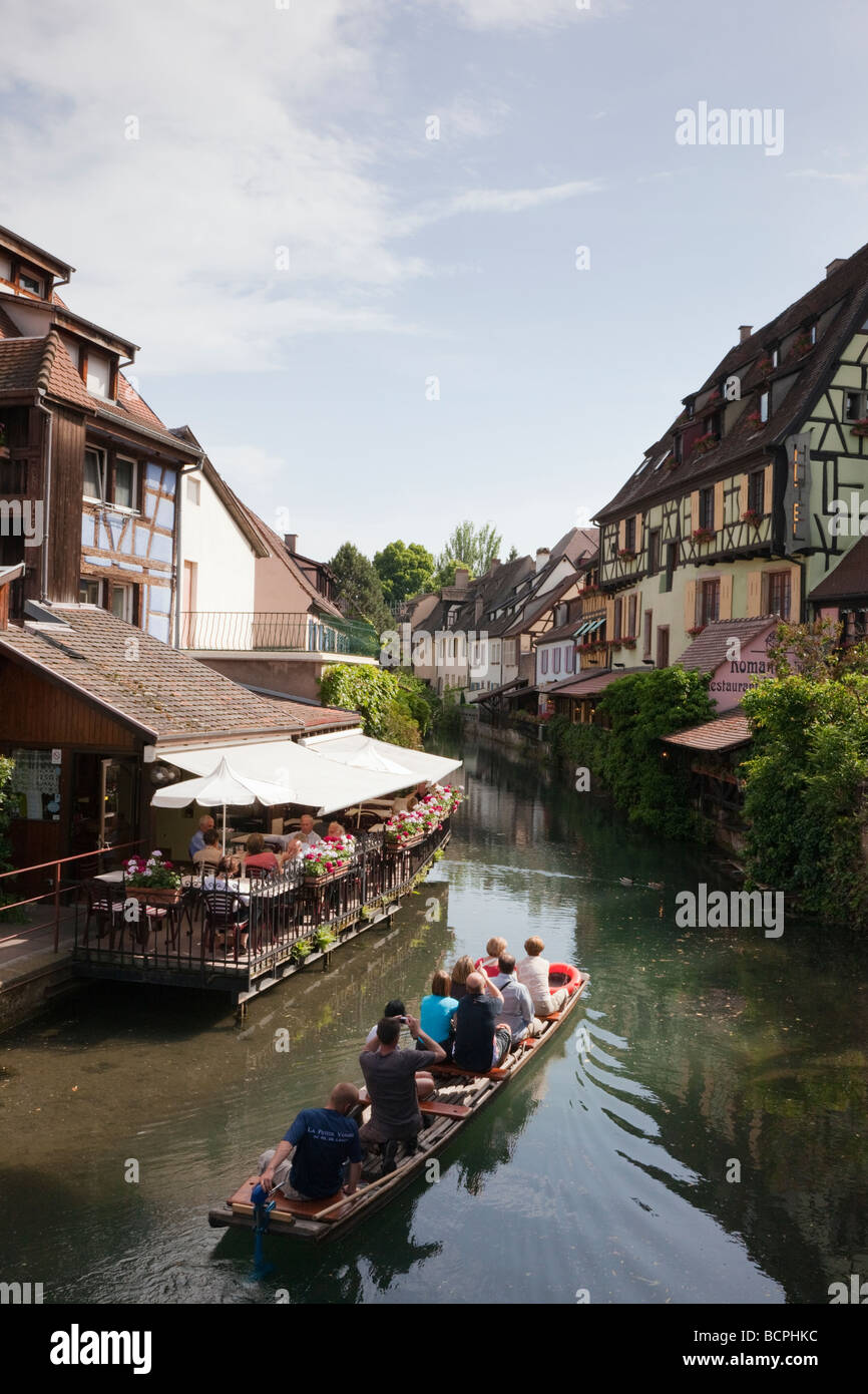 Wenig Venedig Colmar Haut-Rhin Elsass Frankreich Canalside Restaurant und Touristen auf Kanal Boot Besichtigung der Altstadt Stockfoto