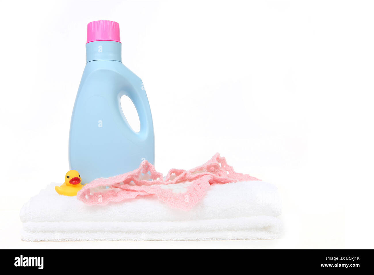 Baby Mädchen Wäschestücke mit Flasche Spülmittel auf weißem Hintergrund Stockfoto