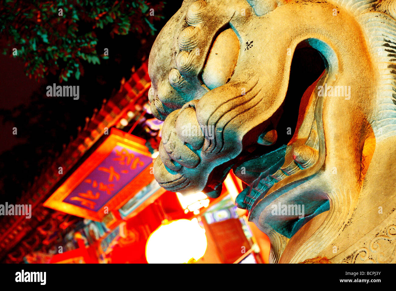 Marmor geschnitzt Löwe vor dem Haupttor der Peking-Universität, Peking, China Stockfoto