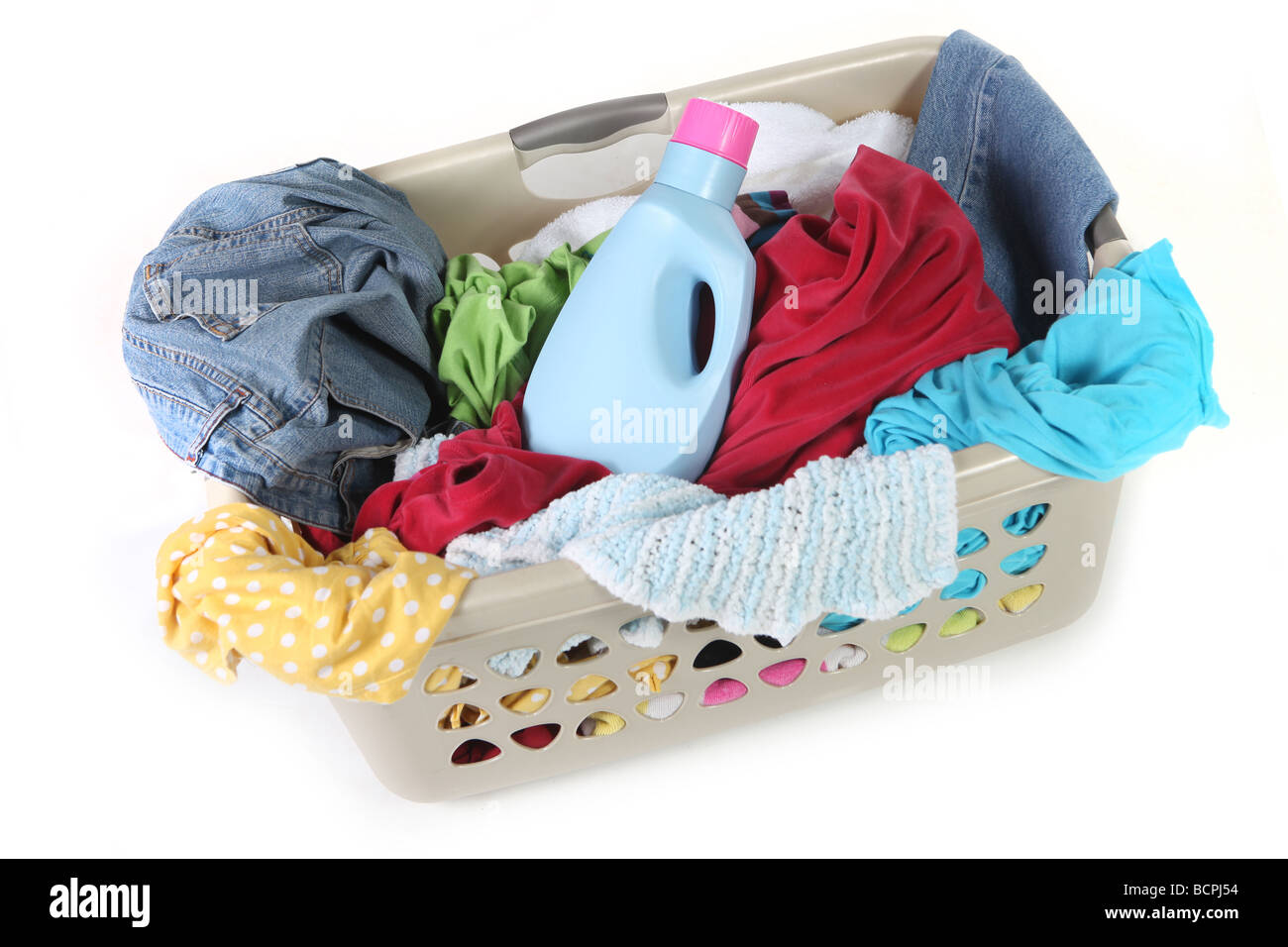 Wäschekorb mit Kleidung und Waschmittel fertig gewaschen werden Stockfoto
