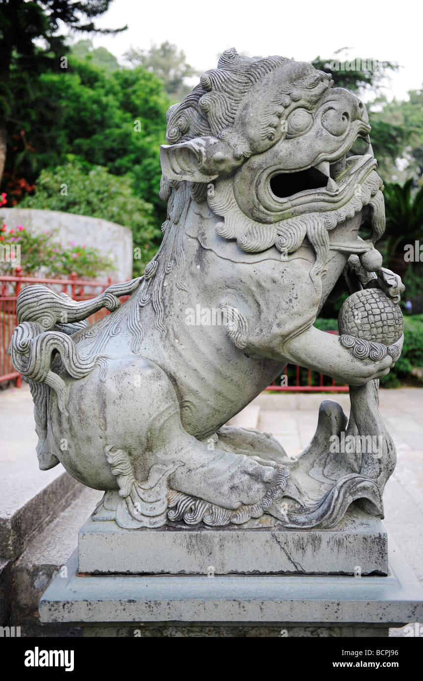 Exquisit geschnitzten steinerne Löwen spielen Ball in Gushan Yongquan Tempel, Fuzhou, Fujian Provinz, China Stockfoto