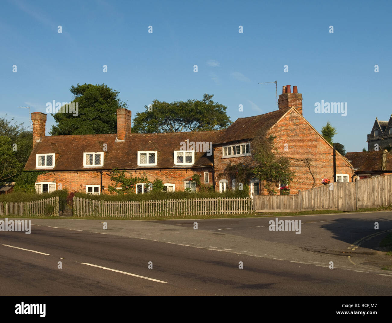 Reihe von Hütten am Eingang zum Beaulieu Estate New Forest Hampshire England UK Stockfoto