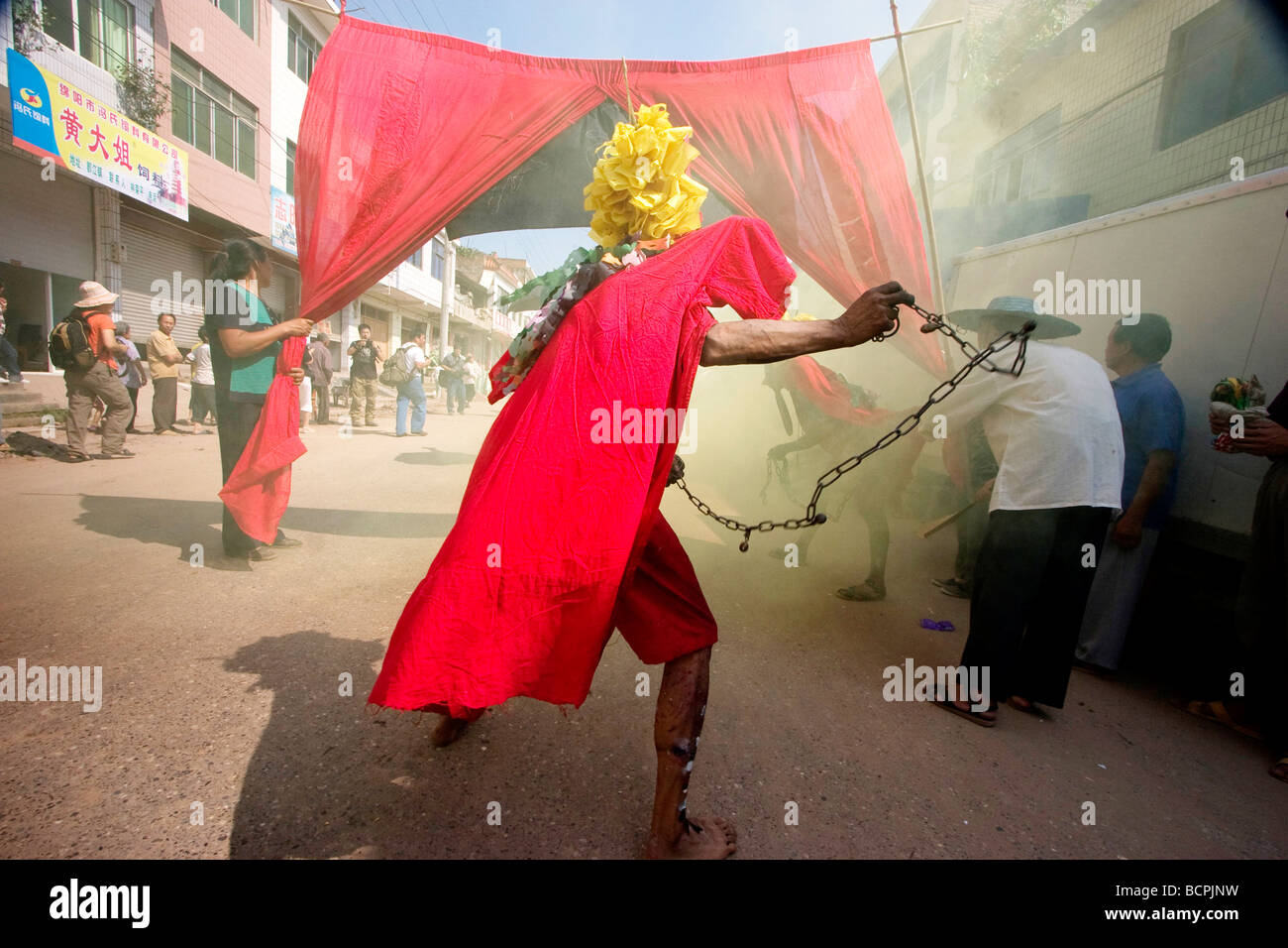 Schauspieler, die Darstellung der Gott der Hölle im Tempel fair, Qijiang die antike Stadt, Mianyang, Szechwan-Provinz, China Stockfoto