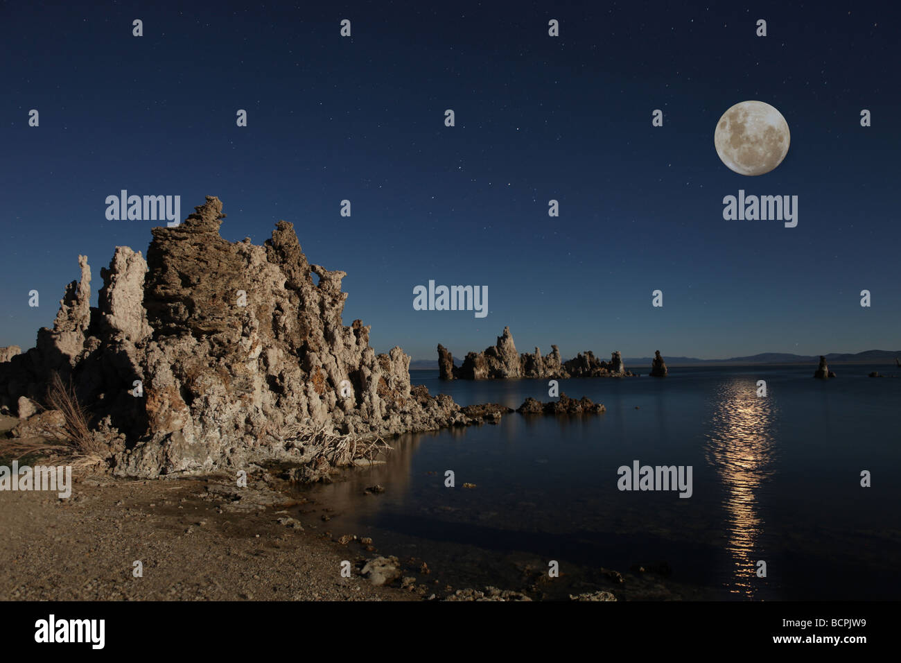 Mono Lake Tufas mit dem Mond in der Nacht Stockfoto