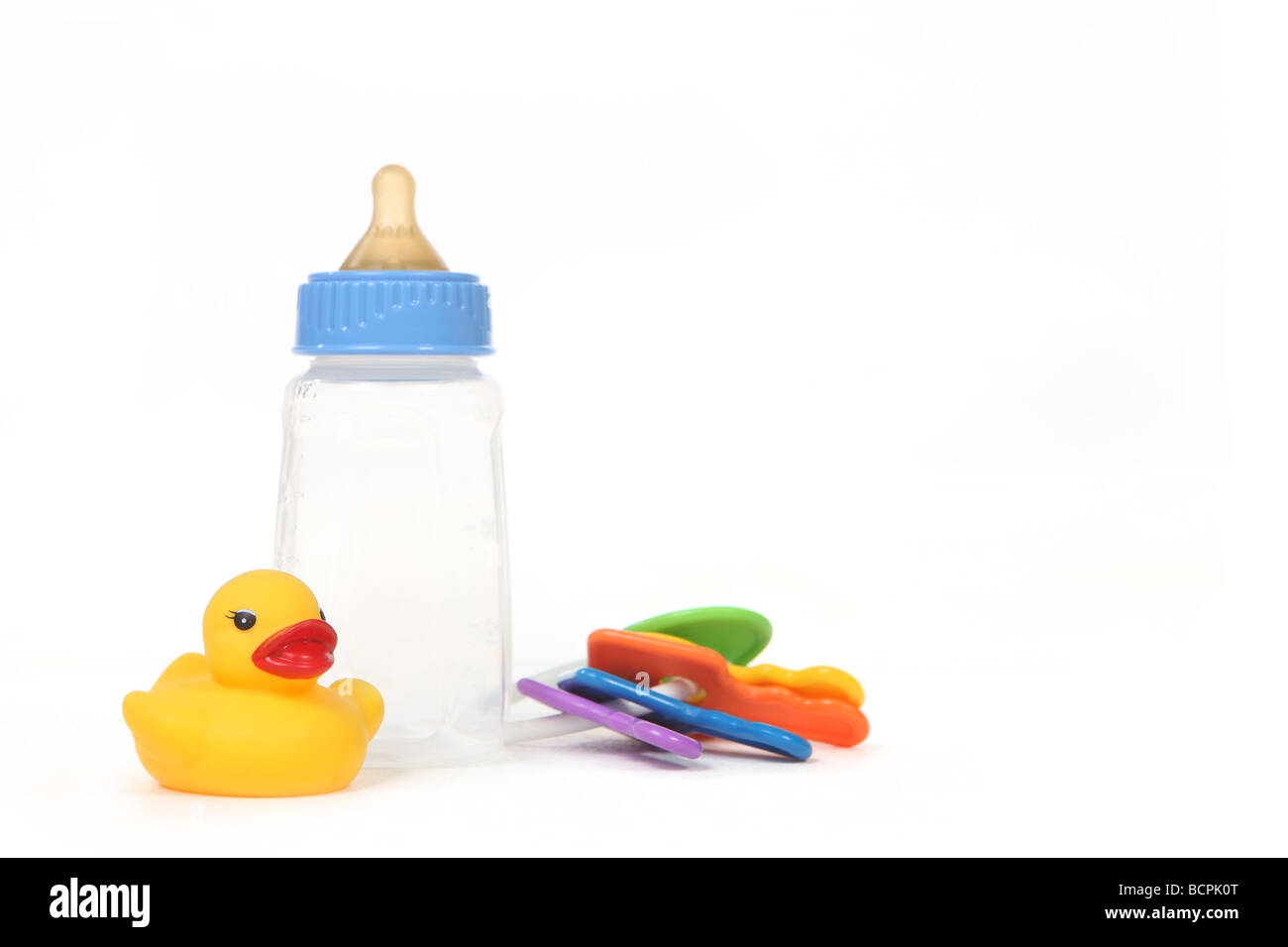 Baby Baby-Flasche mit Rubber Duckie auf weißem Hintergrund Stockfoto