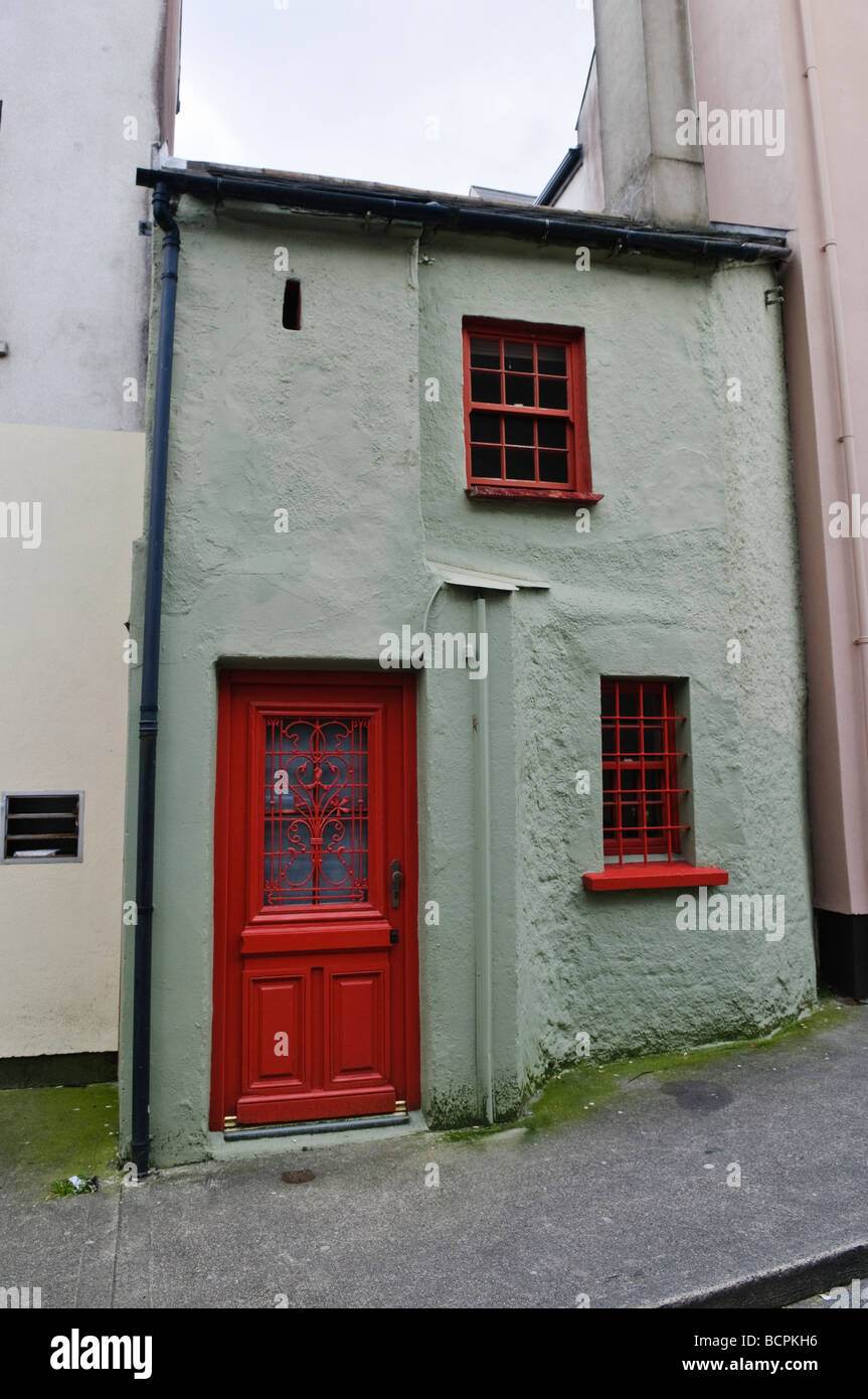 Sehr kleines, altes Haus, stammt aus dem 18. Jahrhundert, in einer Straße Wexford Stockfoto