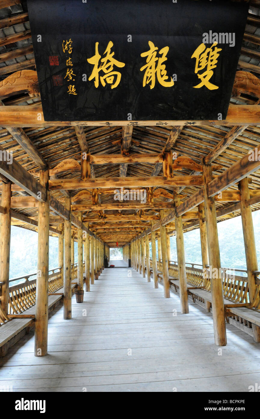 Innere des Shuanglong Bridge, Mandarinenten Rive Scenic Park, Pingnan, Ningde, Provinz Fujian, China Stockfoto
