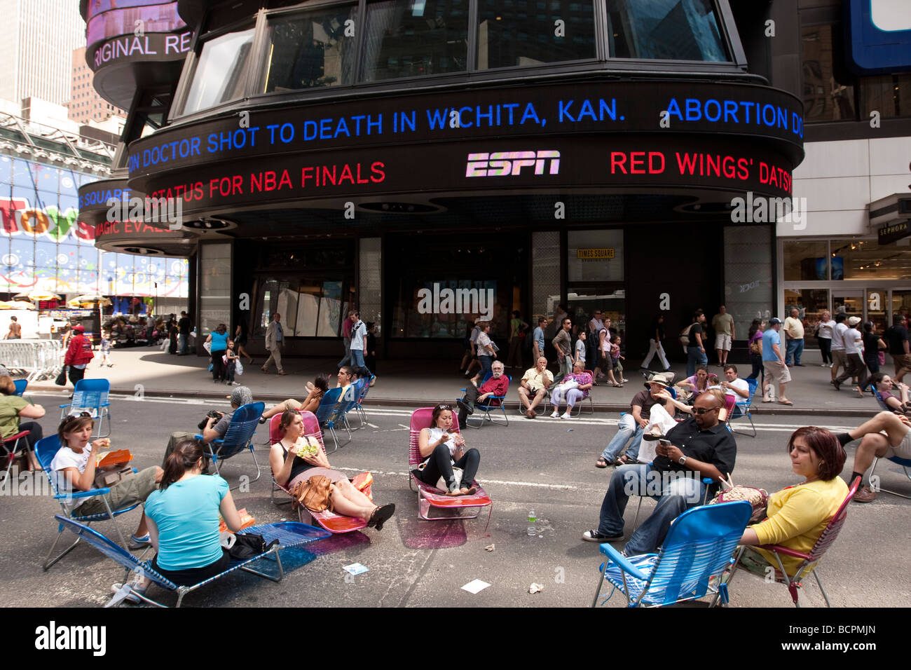 Leute sitzen auf Stühlen Decks von ABC-News-Ticker auf eine teilweise Fußgängerzone Times Square in New York USA 31. Mai 2009 Stockfoto