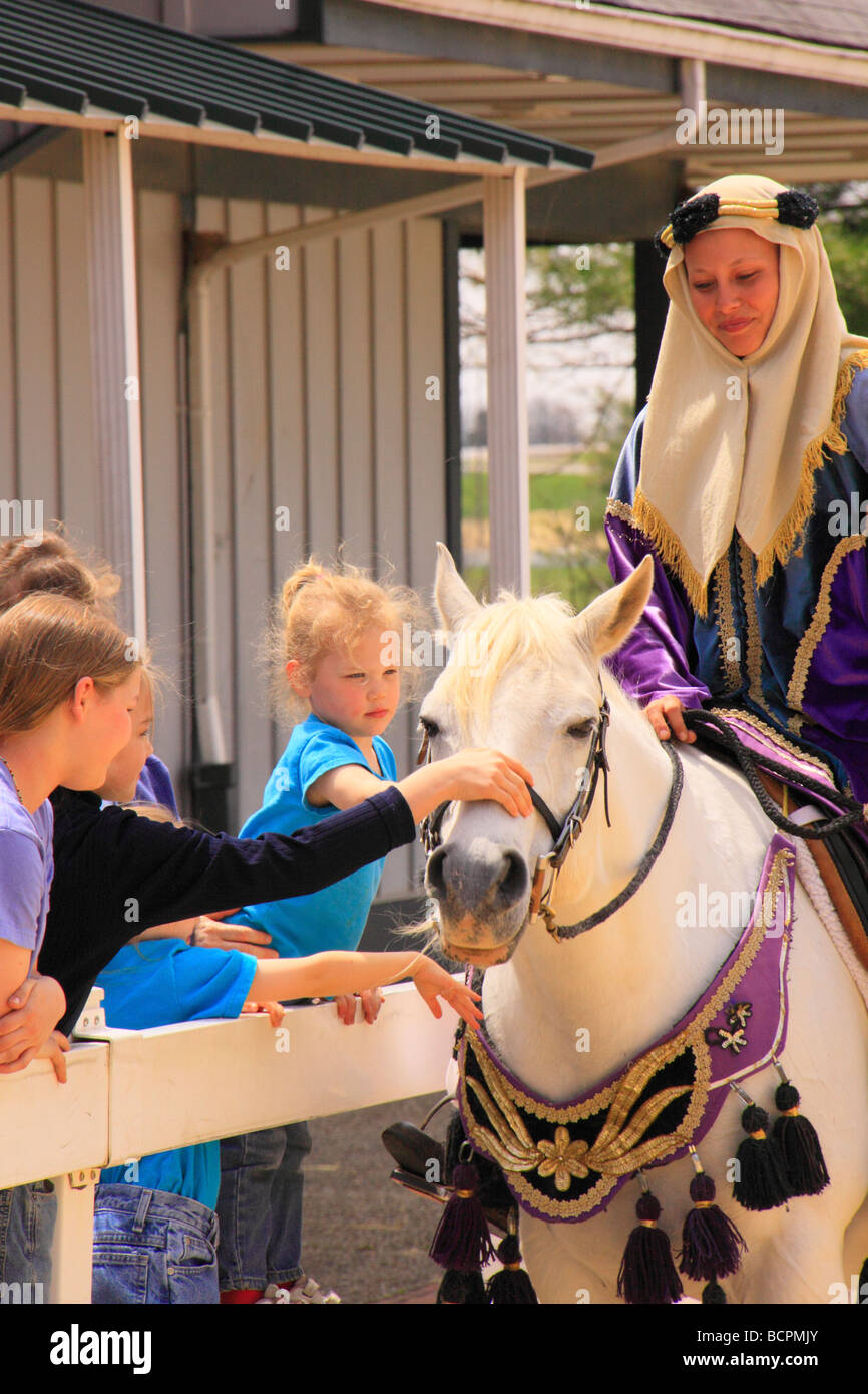 Reiter und Pferd in arabischer Tracht begrüßen Kinder während der Parade der Rassen Kentucky Horse Park Lexington Kentucky Stockfoto