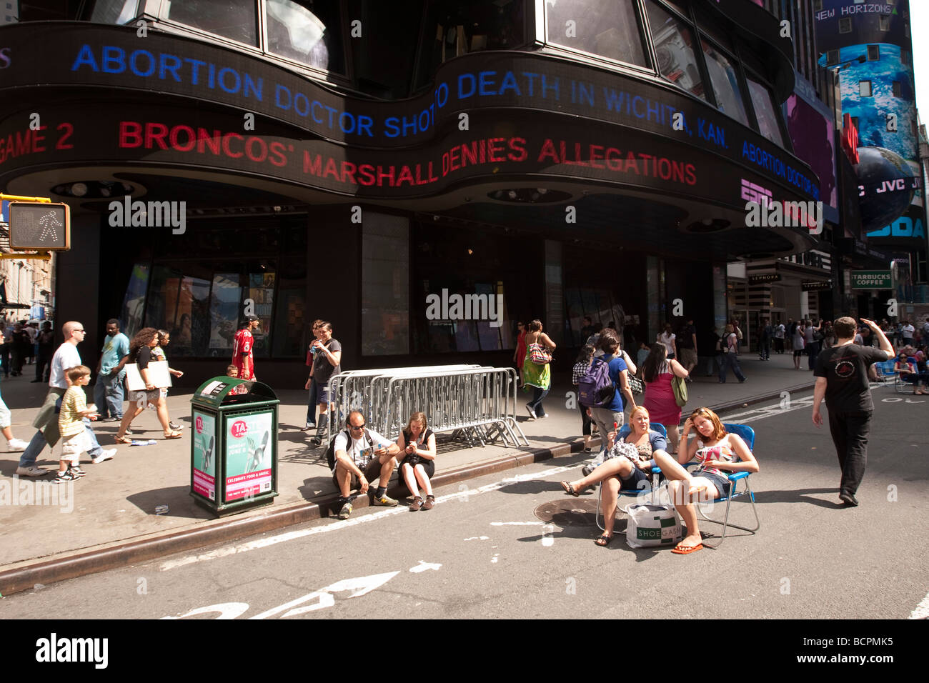 Leute sitzen auf Stühlen Decks von ABC-News-Ticker auf eine teilweise Fußgängerzone Times Square in New York USA 31. Mai 2009 Stockfoto