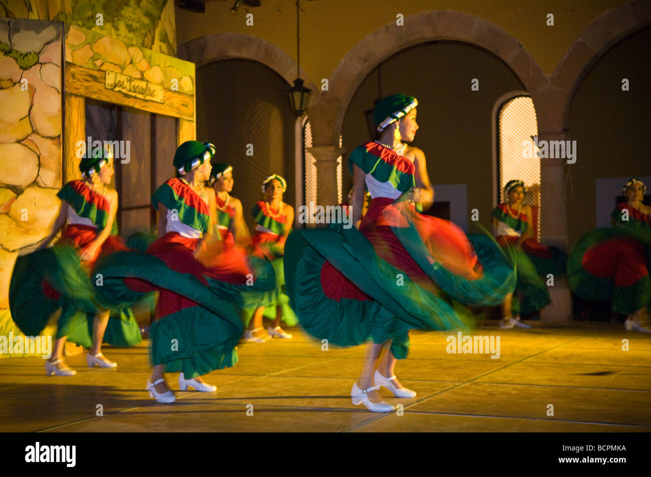 Junge Mädchen tanzen in folkloristischen-Show von den Bewohnern von den historischen Bergbau Stadt Cosala in Sinaloa Mexiko Stockfoto