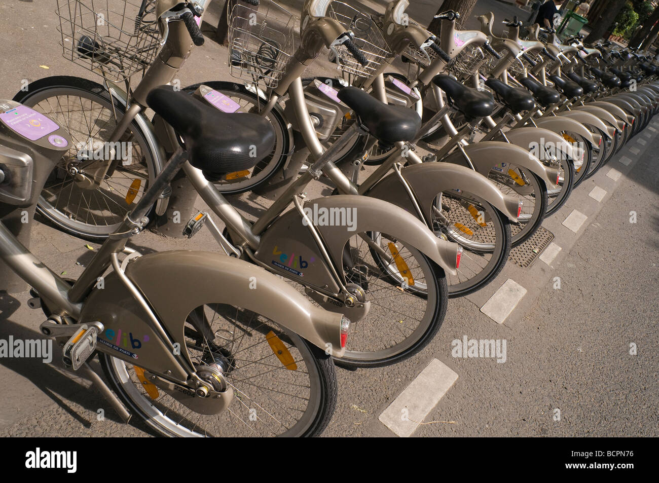 Paris Paris Leihfahrräder mieten Sie ein Fahrrad Stockfoto