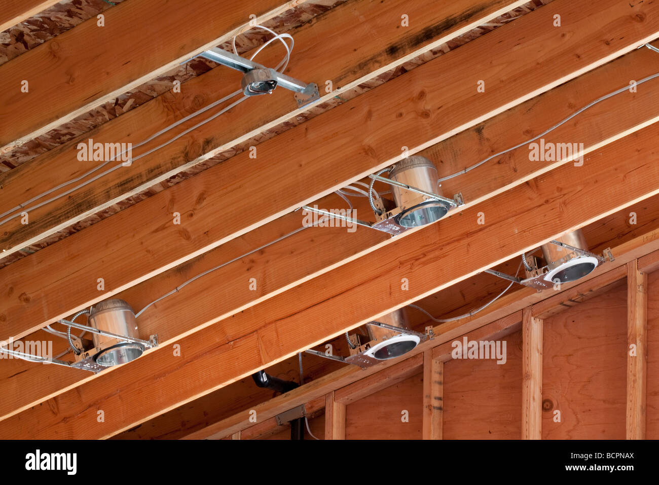 Beleuchtung-Dosen und Verkabelung in den Sparren eine gewölbte Decke auf einer Wohn Baustelle installiert Stockfoto