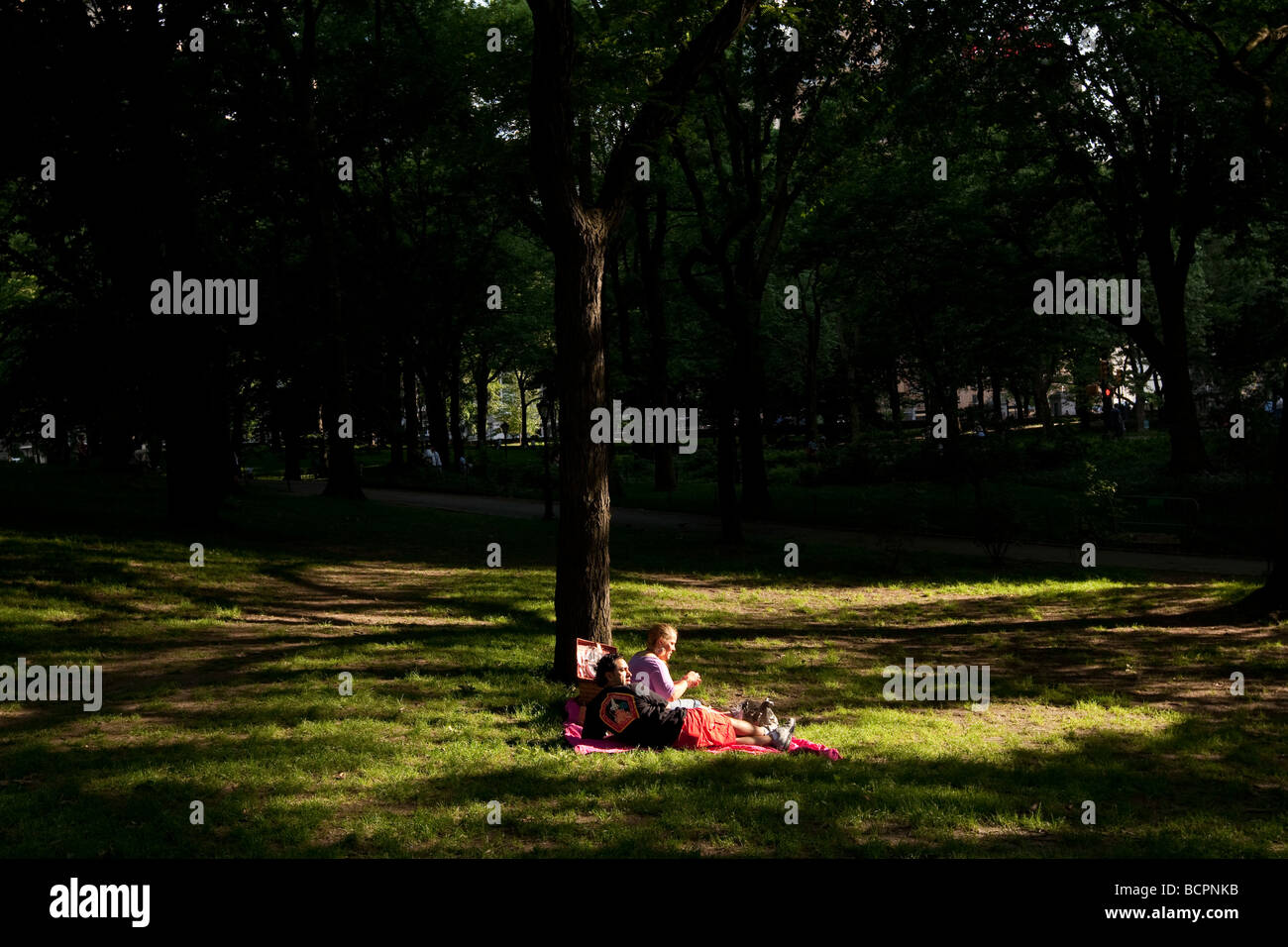 Ein paar Picknick auf dem Rasen im Central Park in New York 31. Mai 2009 Stockfoto