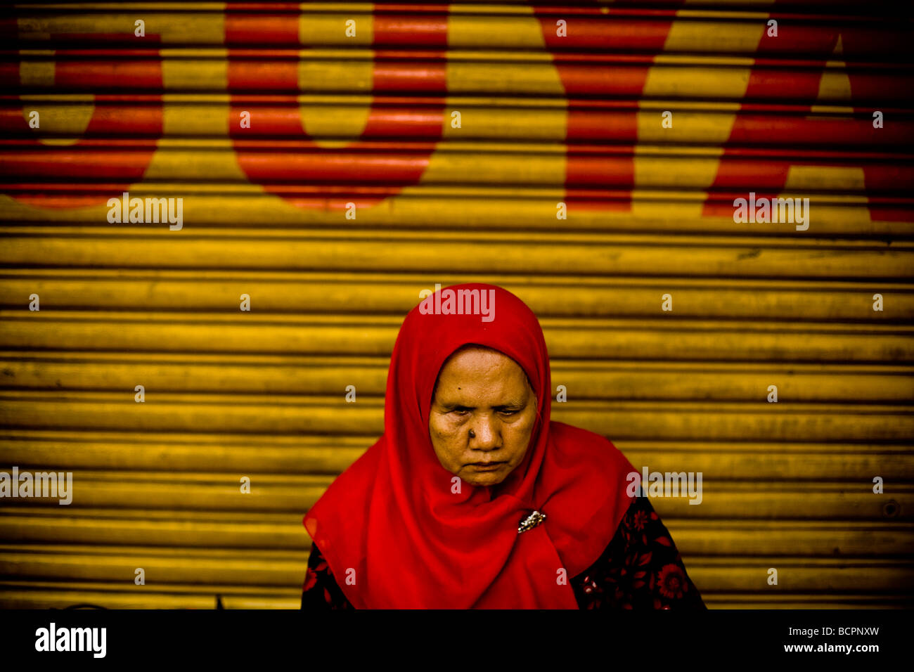 Eine blinde Frau bittet um Almosen in Kuala Lumpur, Malaysia Stockfoto