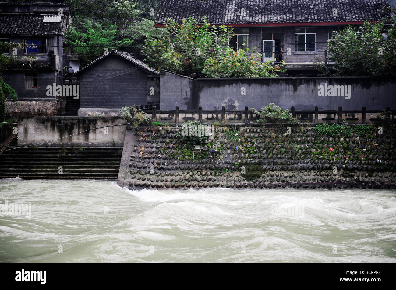 Häuser neben dem Tumbling Minjiang Fluss in Dujiangyan, Provinz Sichuan, China Stockfoto