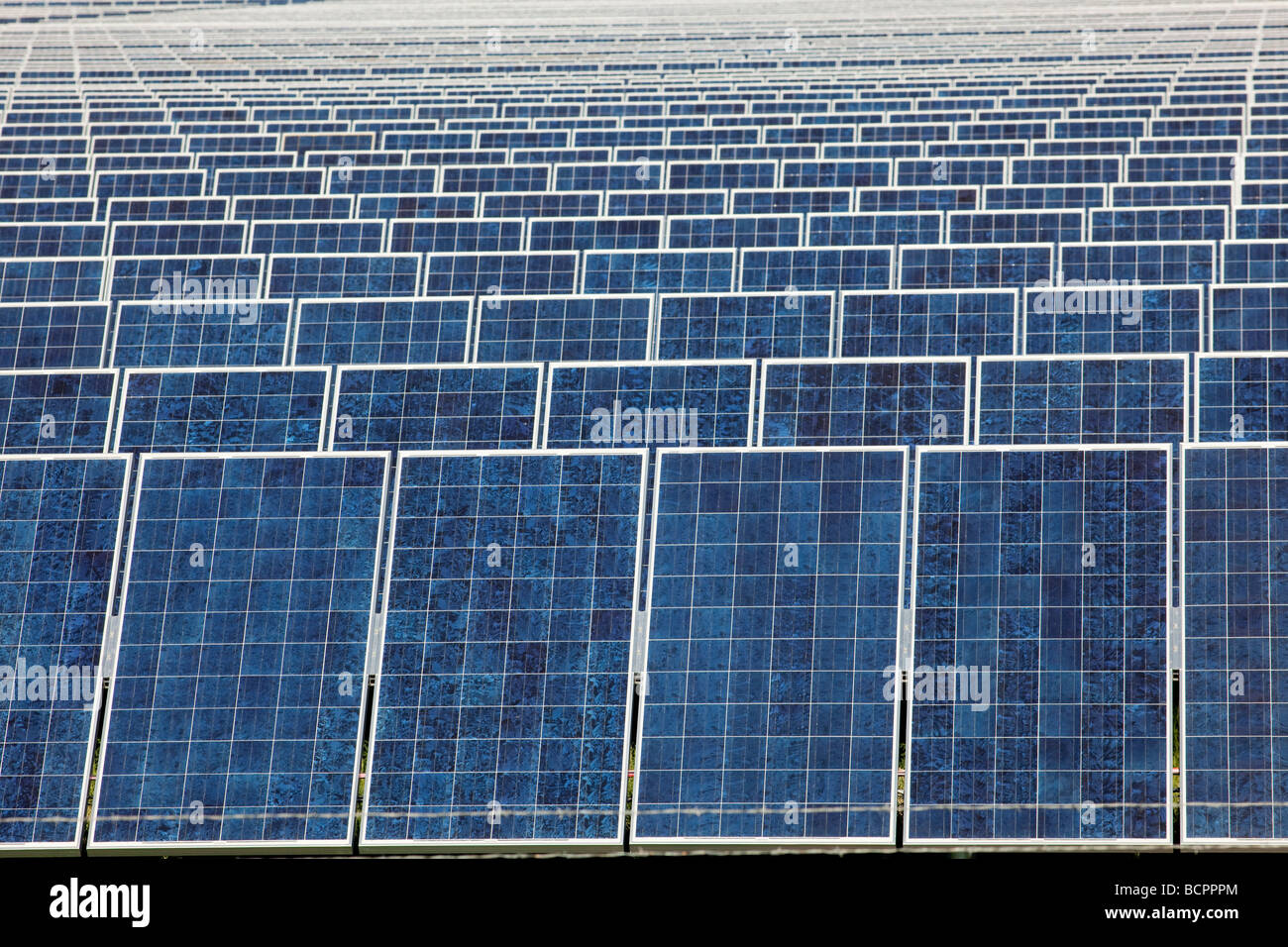 Photovoltaik-Kollektoren in der größten Photovoltaik-Kraftwerks in den Vereinigten Staaten Stockfoto