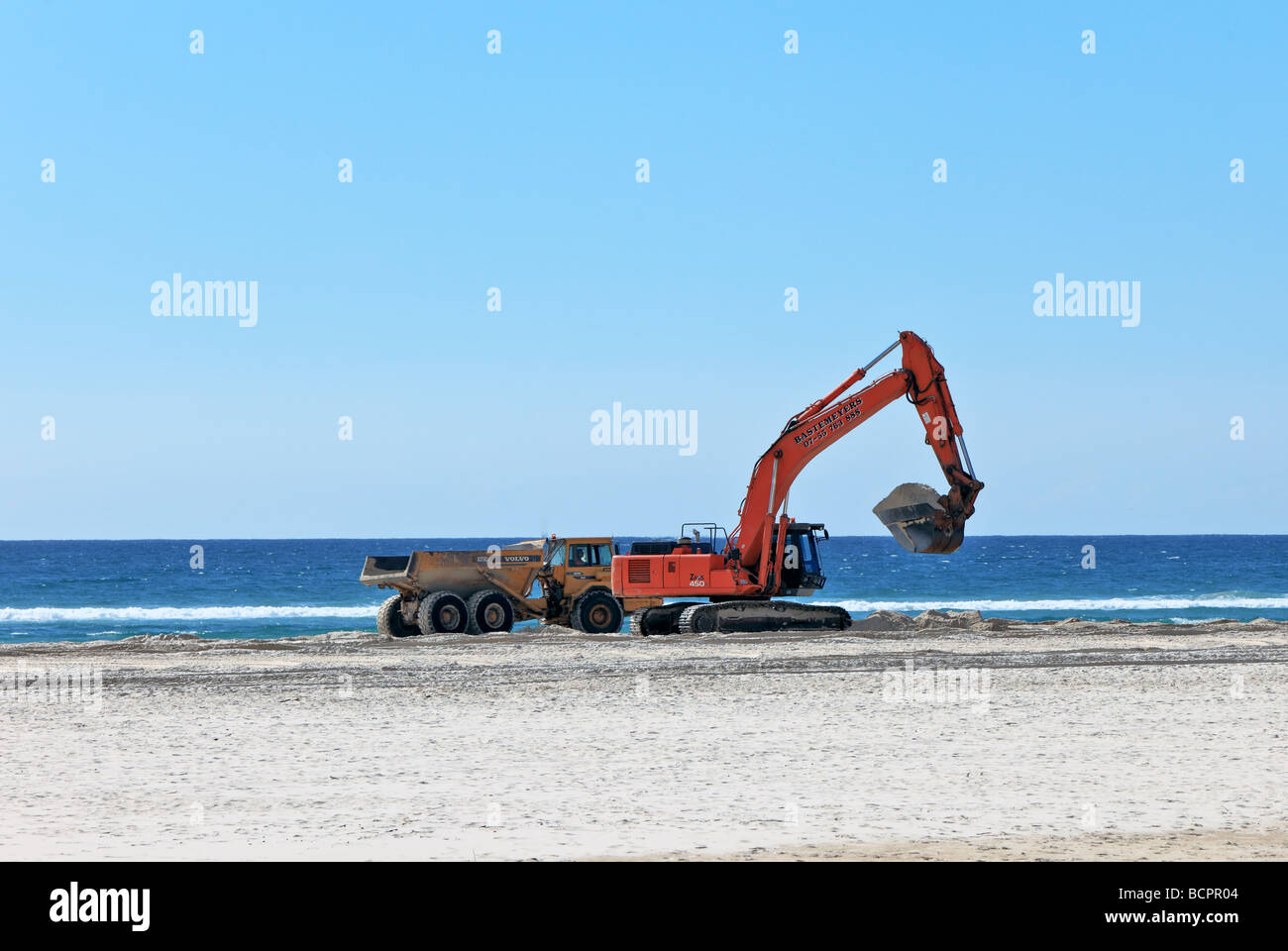 Schweres Gerät starten Verlagerung Strandsand angesammelt nach Stürmen Kirra Beach Queensland Australien Stockfoto