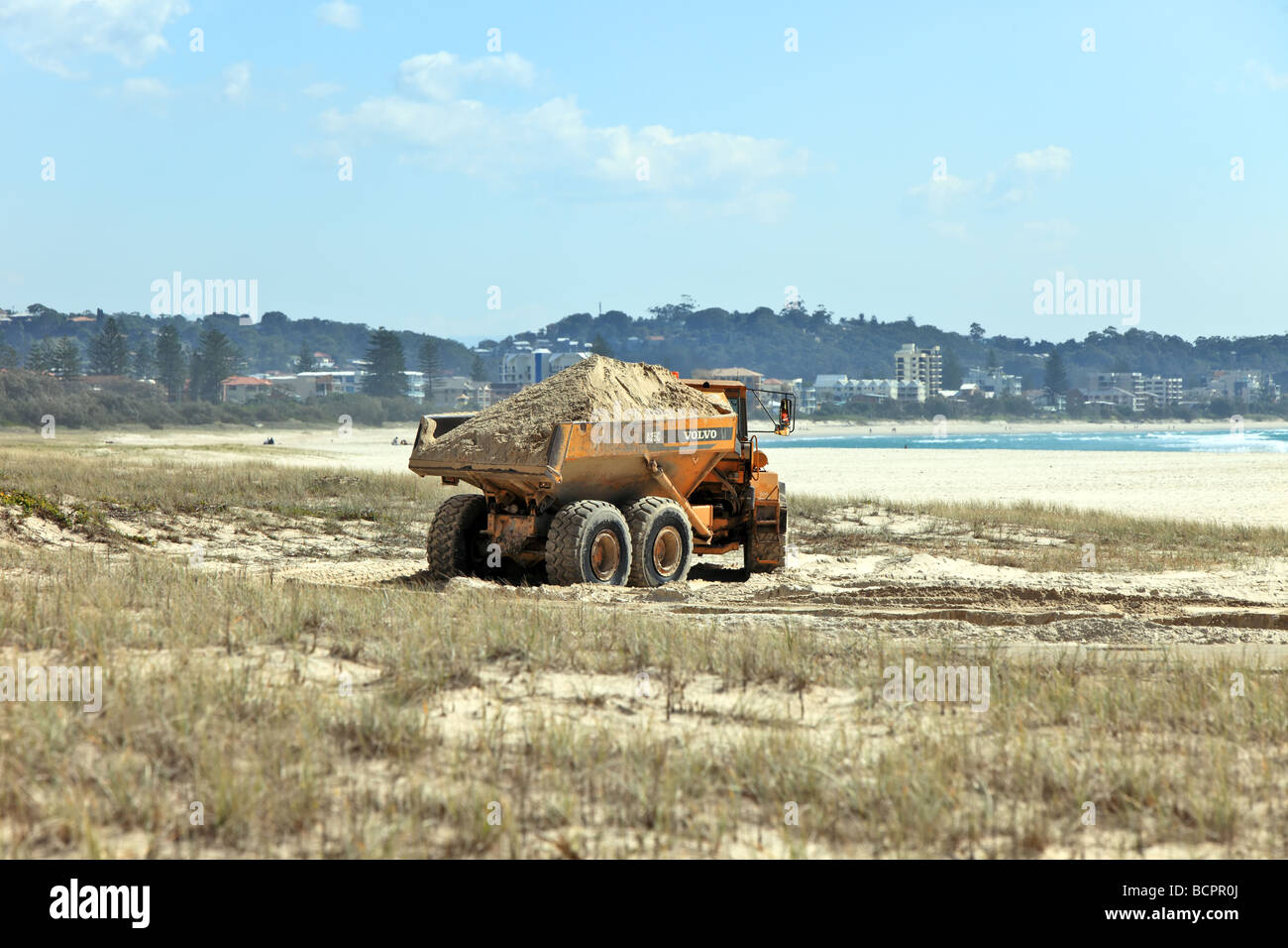 Schweres Gerät starten Verlagerung Strandsand angesammelt nach Stürmen Kirra Beach Queensland Australien Stockfoto