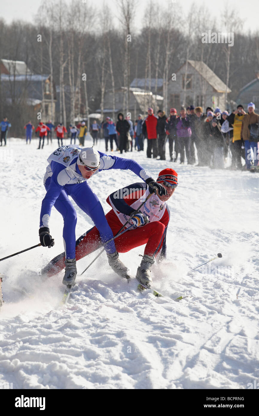 Kollision der Skifahrer im finish Stockfoto