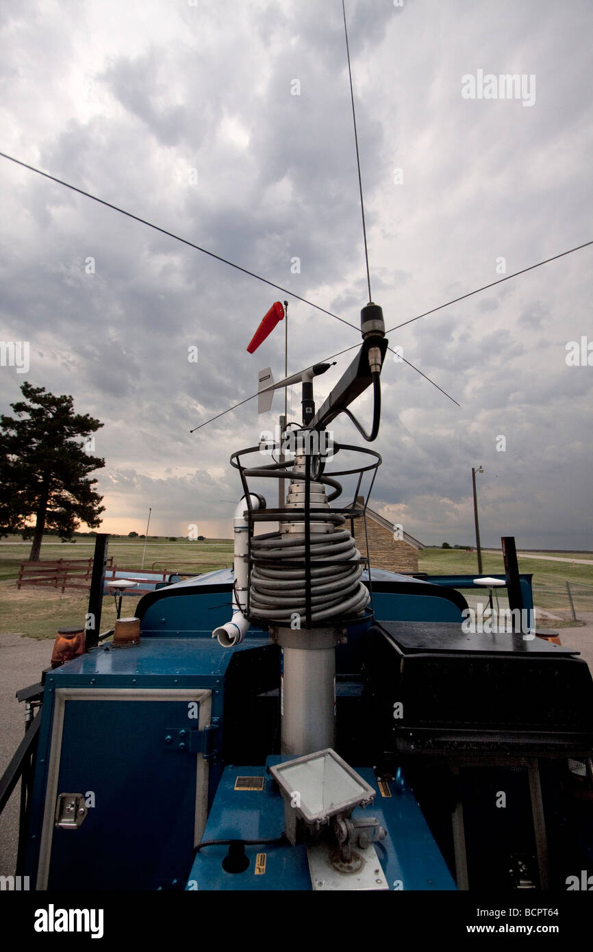 Wetter-Instrumentierung und einem zurückgezogenen mobile Repeater Anennta oben auf der Doppler auf Rädern number7 LKW in der Nähe von Fairbury Nebraska Stockfoto