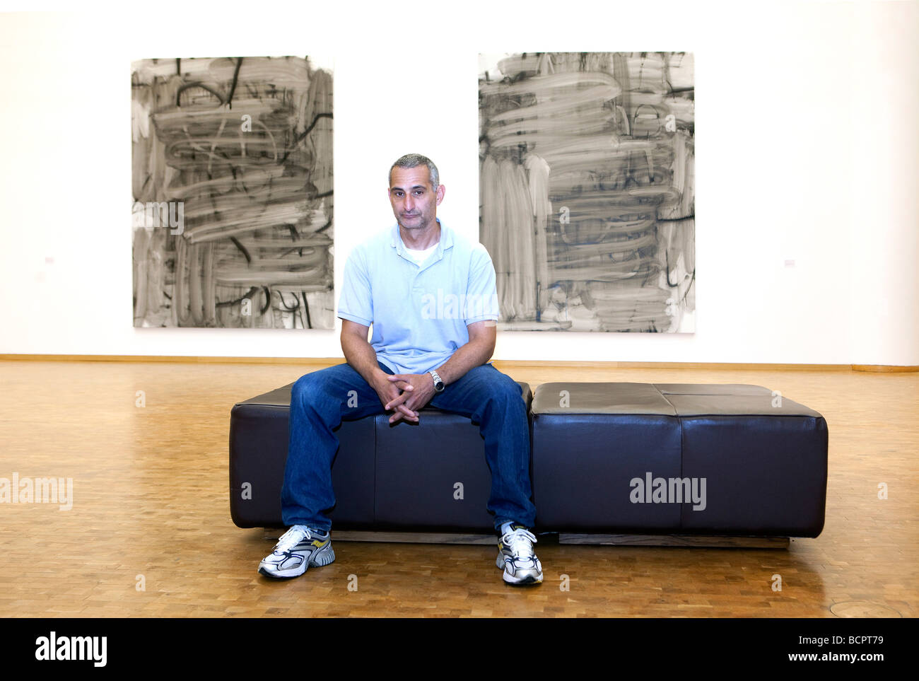 der Maler Christopher Wool erhielt der Wolfgang-Hahn-Preis Köln im Museum Ludwig er ist stehend vor einem seiner Stockfoto