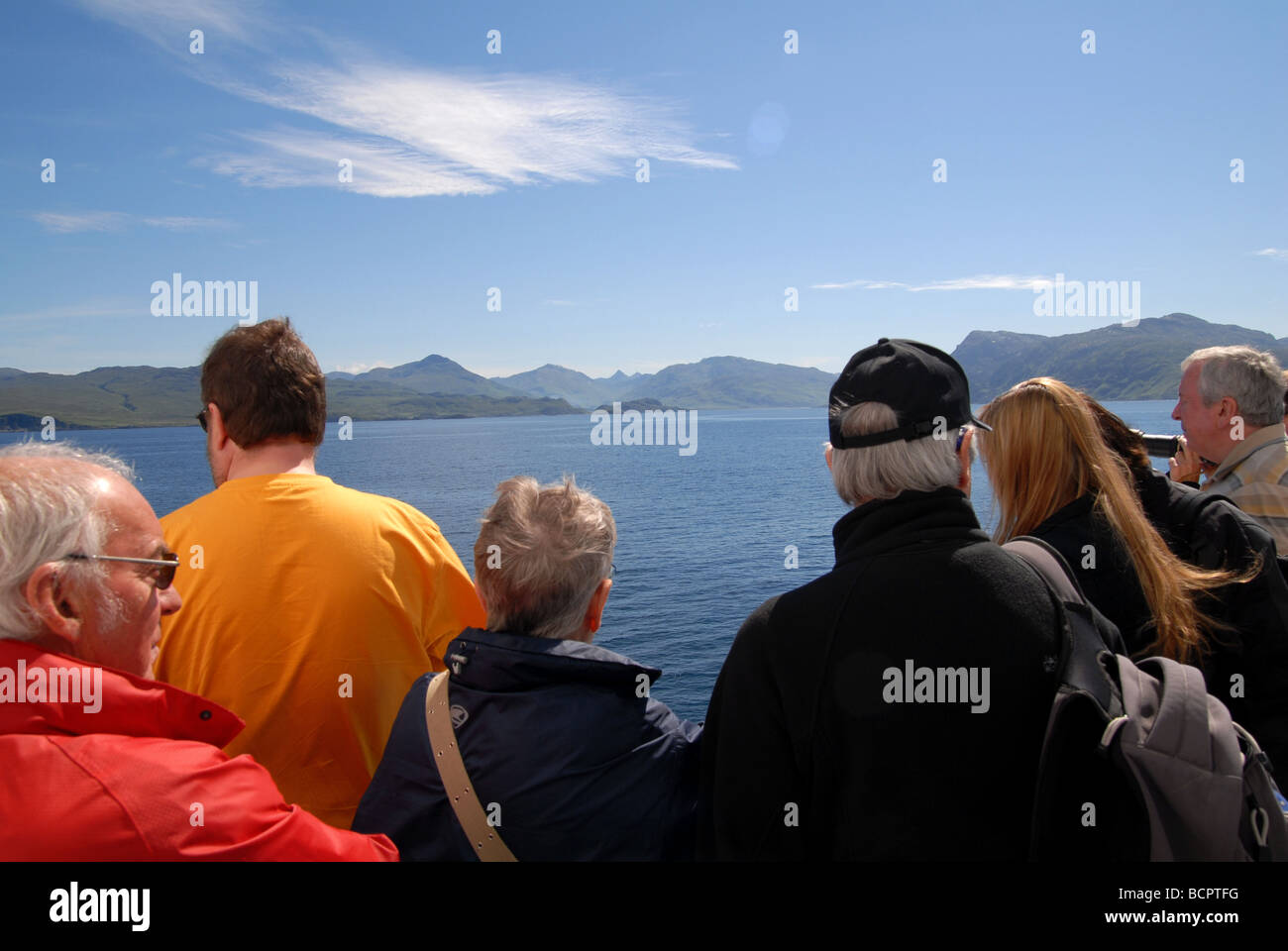 Passagiere auf einem Kreuzfahrtfähre/Schiff Blick um zu sehen. Schottland in der Nähe von Isle Of Skye Stockfoto