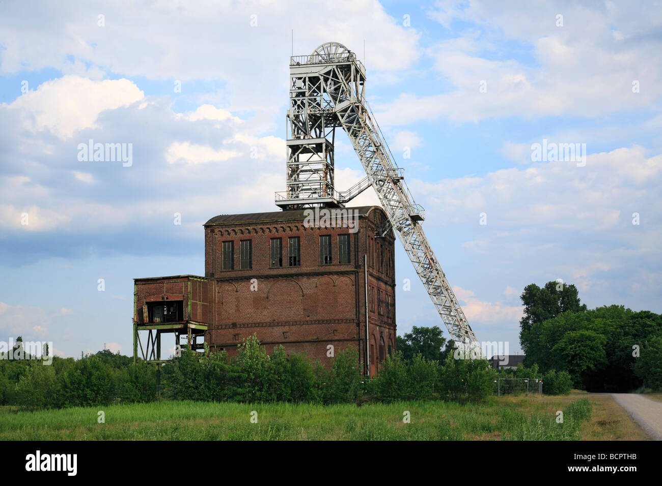 Route der Industriekultur, Dependance Zeche Sterkrade in Oberhausen-Sterkrade, Schachthaus Und Foerderturm, Oberhausen, Ruhrgebiet, NRW Stockfoto