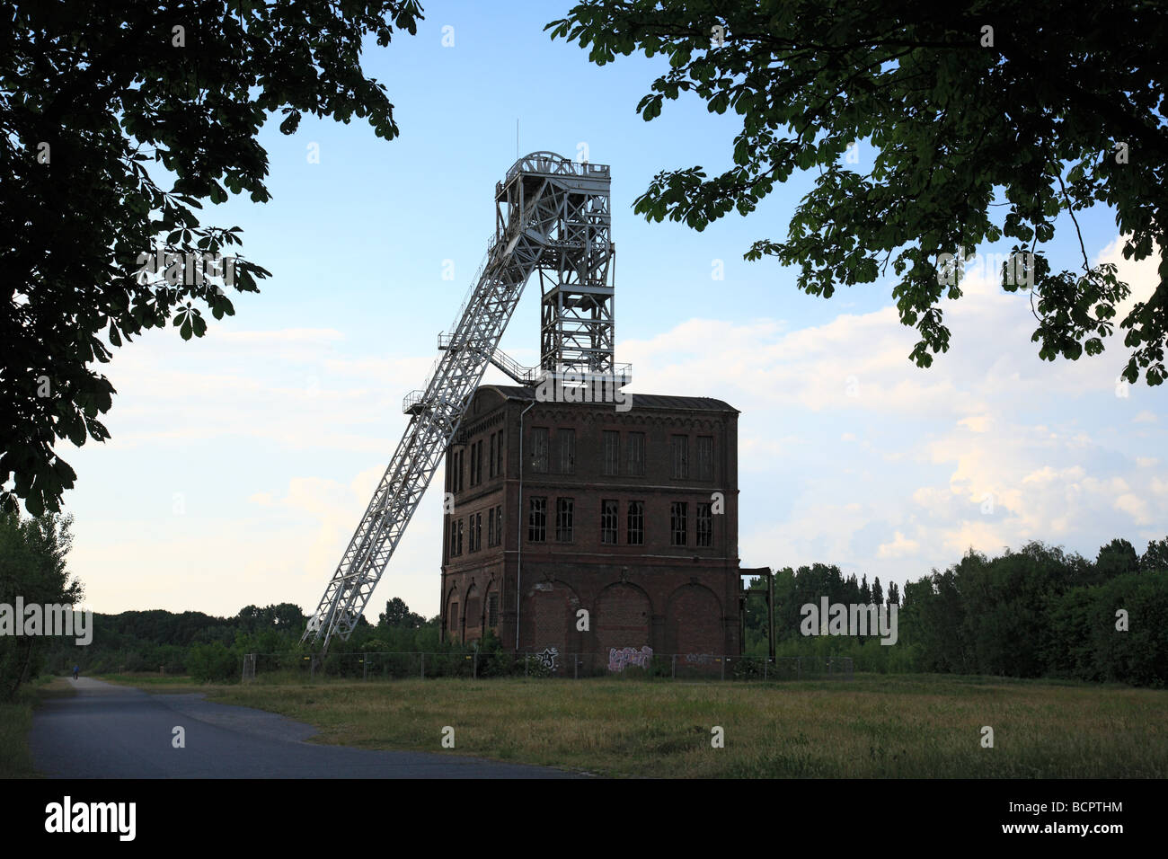 Route der Industriekultur, Dependance Zeche Sterkrade in Oberhausen-Sterkrade, Schachthaus Und Foerderturm, Oberhausen, Ruhrgebiet, NRW Stockfoto