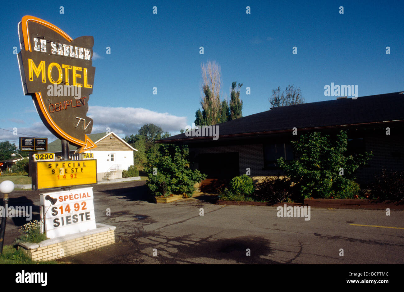 Quebec Kanada Motel Dual Sprache Zeichen In Französisch & Englisch Stockfoto